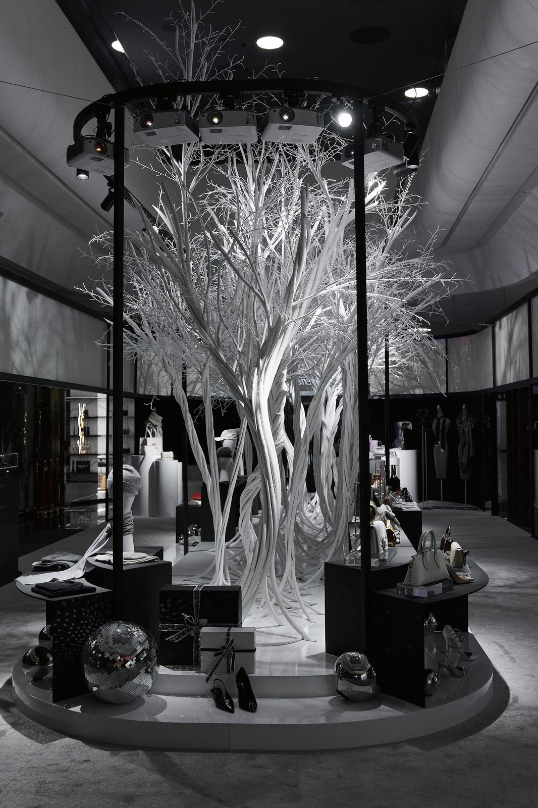 Увидимся в лесу. Новогодний pop-up Saks Fifth Avenue